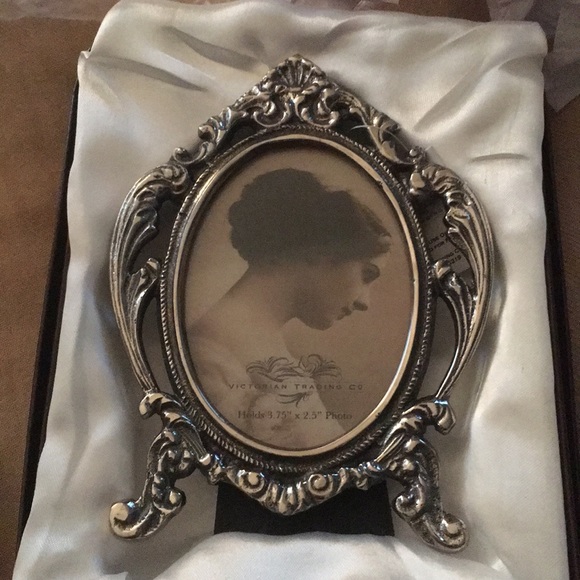 NWT - Set of Two Victorian Style Frames 3.75x2.5 - Picture 3 of 9